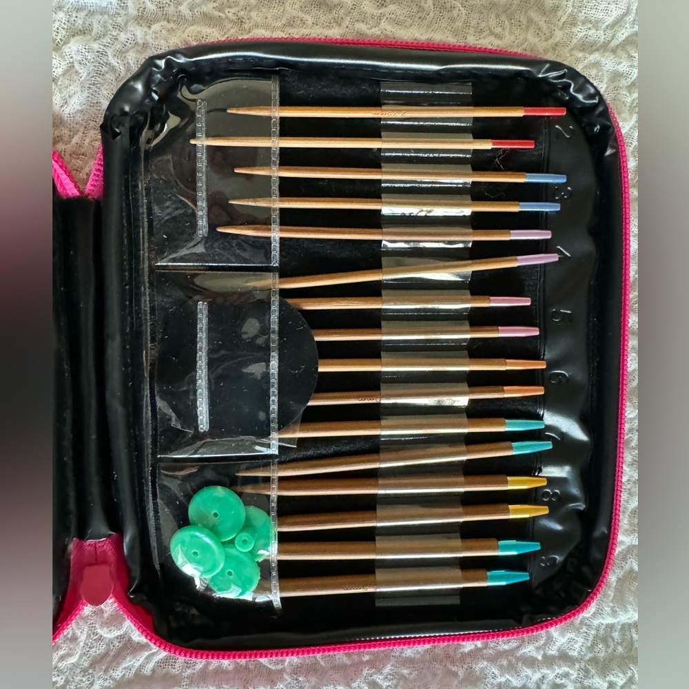 Bamboo interchangeable knitting needles set. 13 pairs and 4 cables
